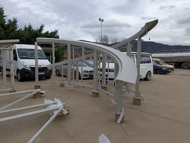 Barnizado de muebles con acabado brillante